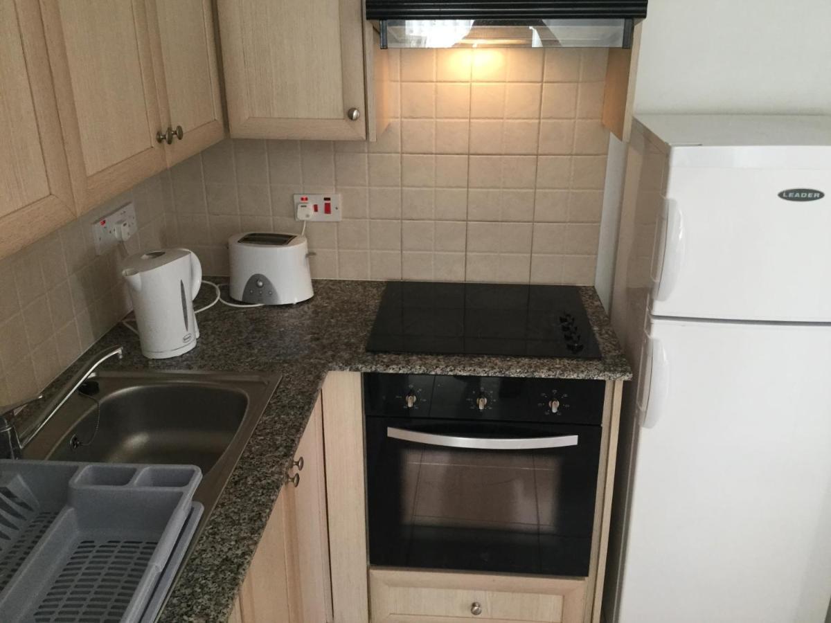 Poolside 2 Bedroom Apt, Paphos Riviera, Universal Area Экстерьер фото